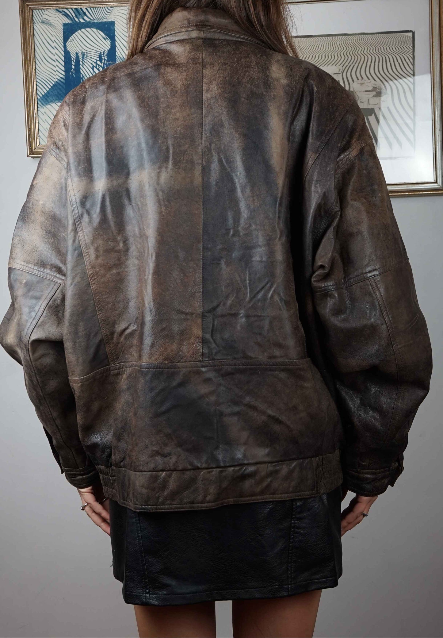 Bomber in vera pelle color cioccolato, effetto marmorizzato.