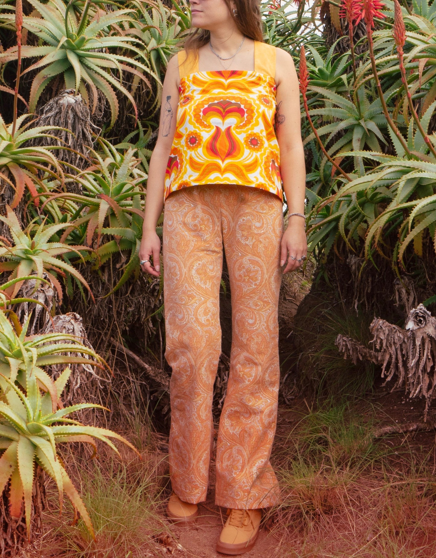 Pantalone in cotone upcycled fantasia anni '70 arabeschi