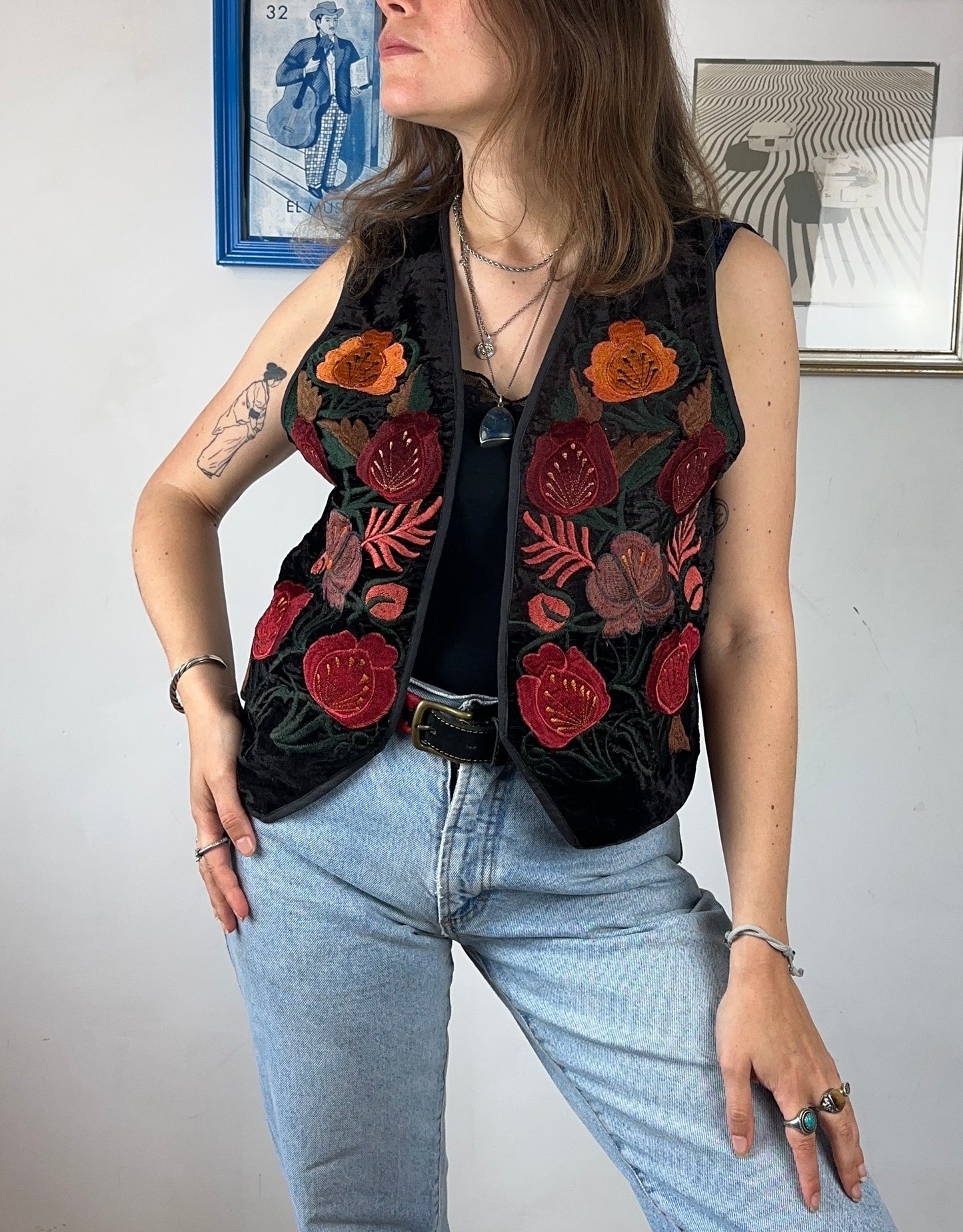 Gilet guatemalteco con ricami floreali