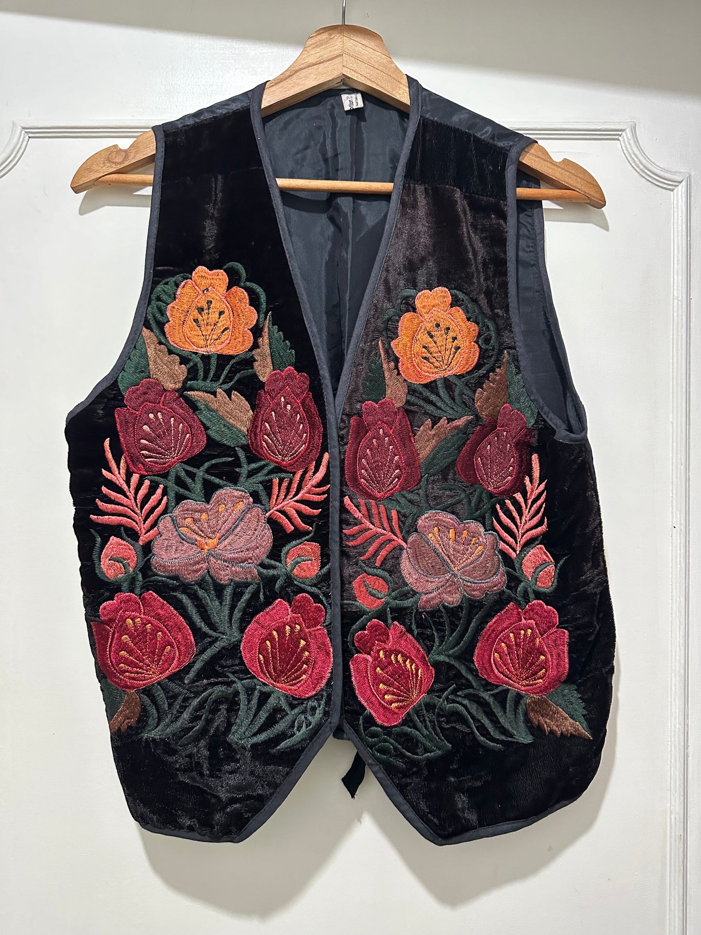 Gilet guatemalteco con ricami floreali