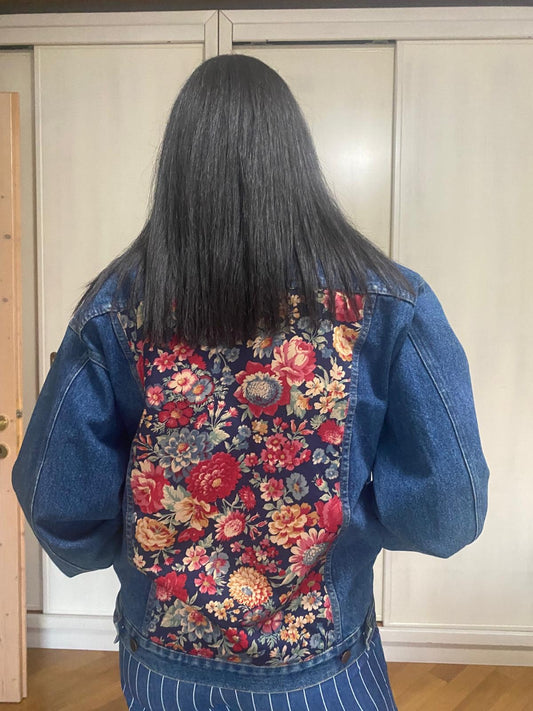 Custom denim jacket con inserti floreali