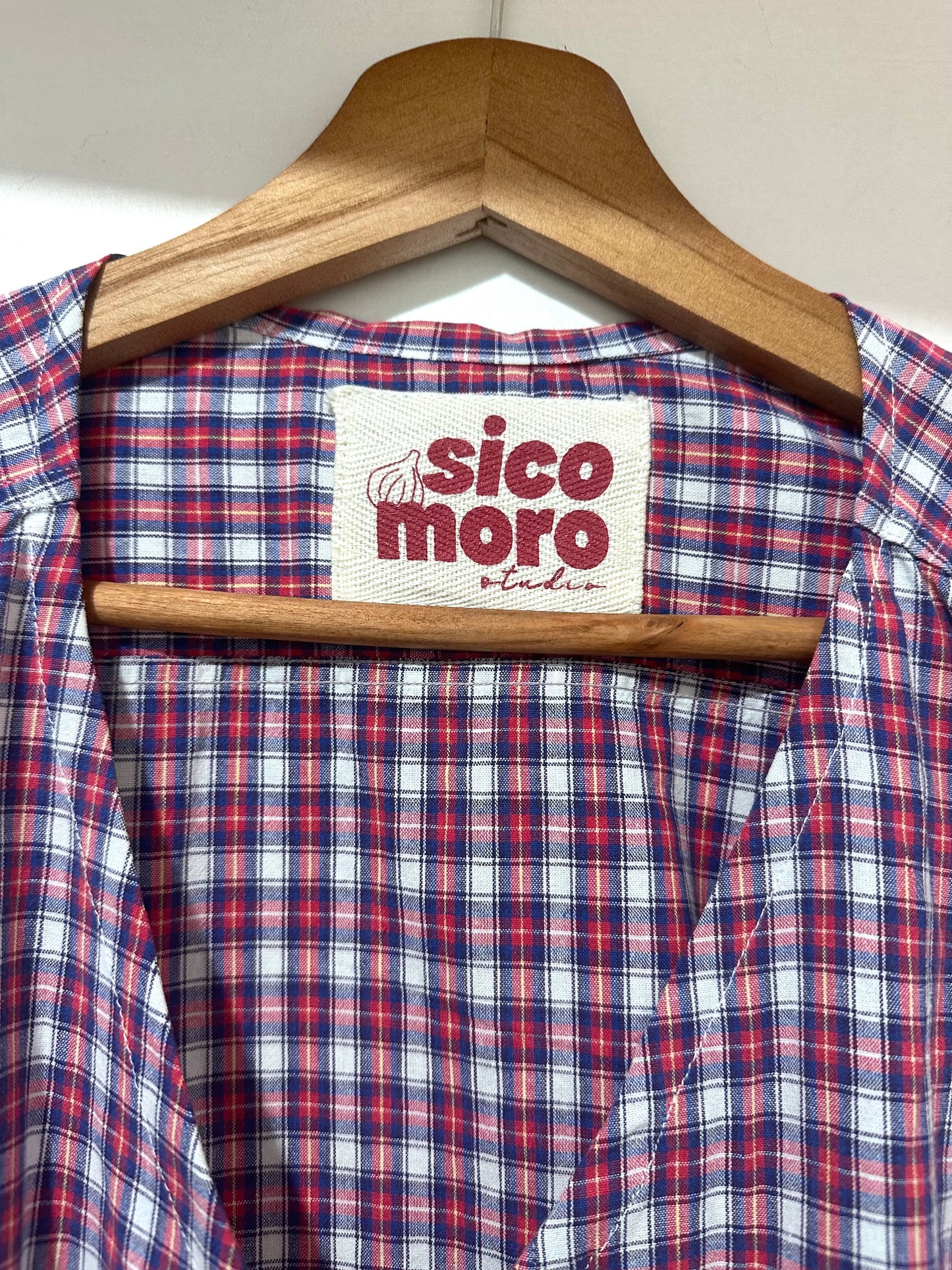 Camicetta in cotone upcycled a quadri con laccetti sul davanti e volant