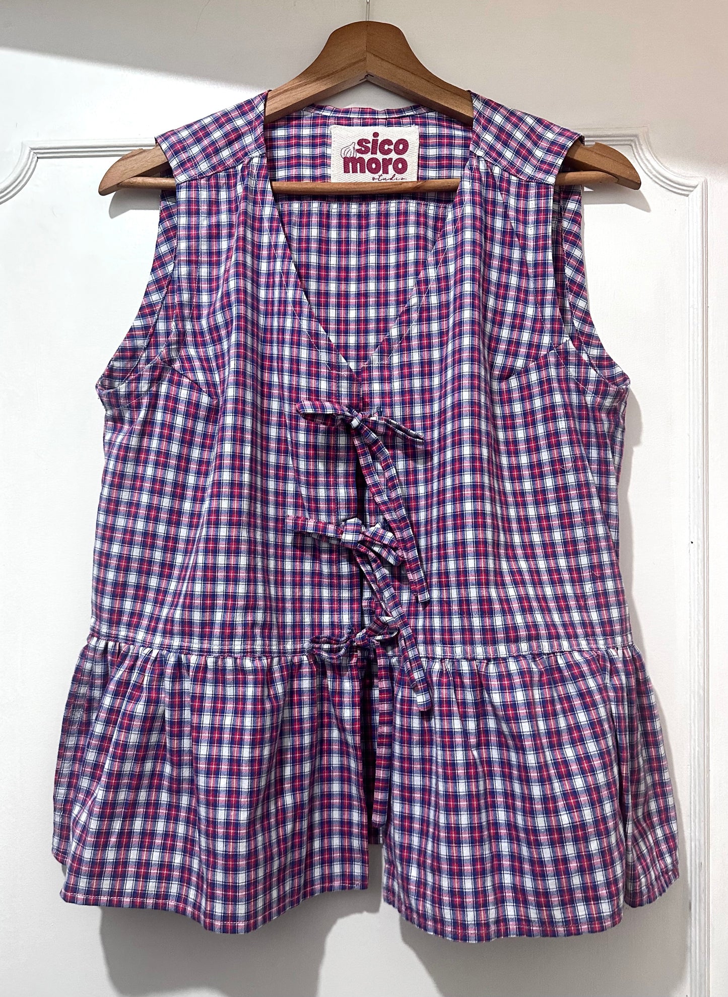 Camicetta in cotone upcycled a quadri con laccetti sul davanti e volant