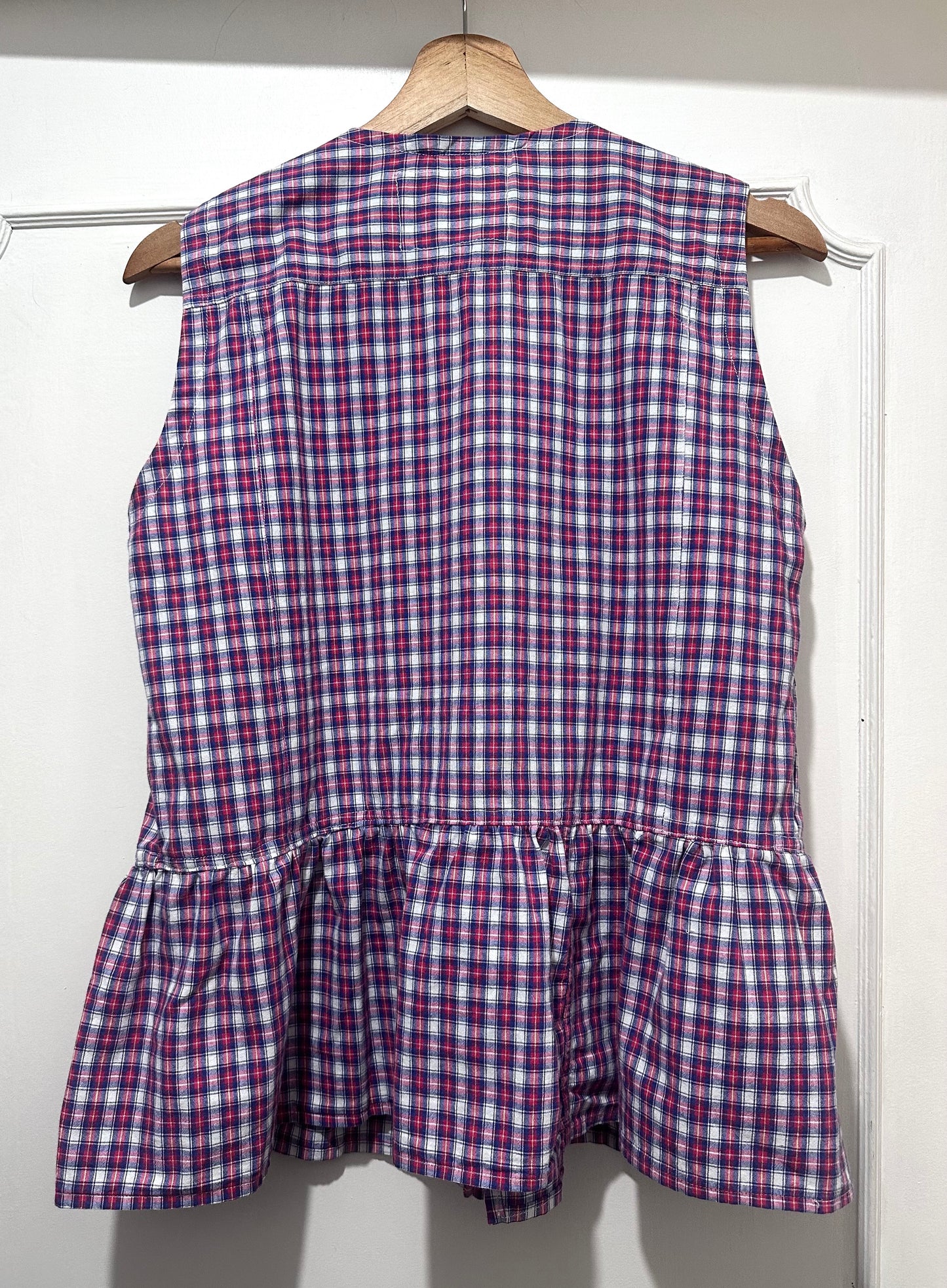 Camicetta in cotone upcycled a quadri con laccetti sul davanti e volant