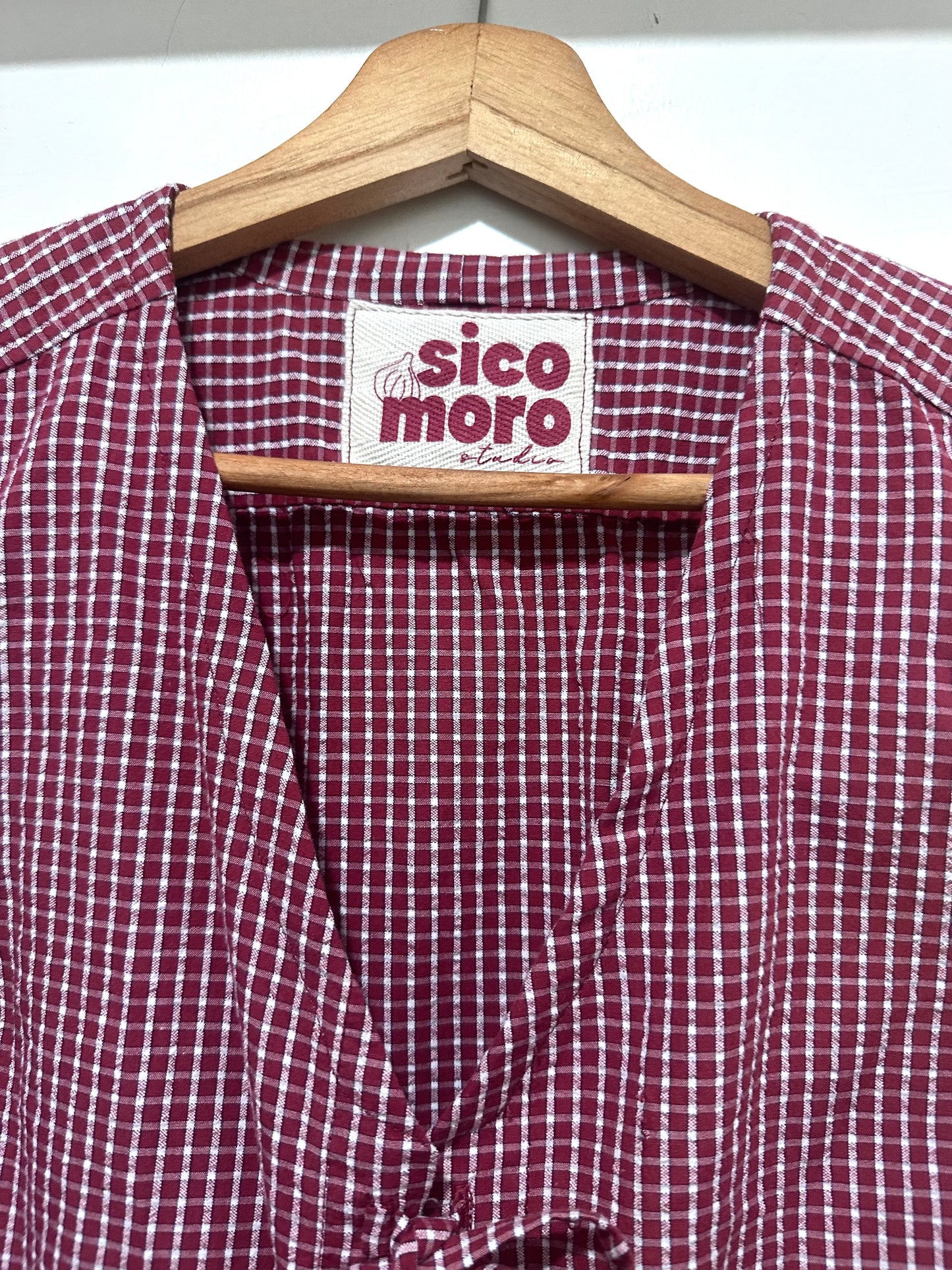 Camicetta a quadri in cotone upcycled con laccetti e inserto floreale