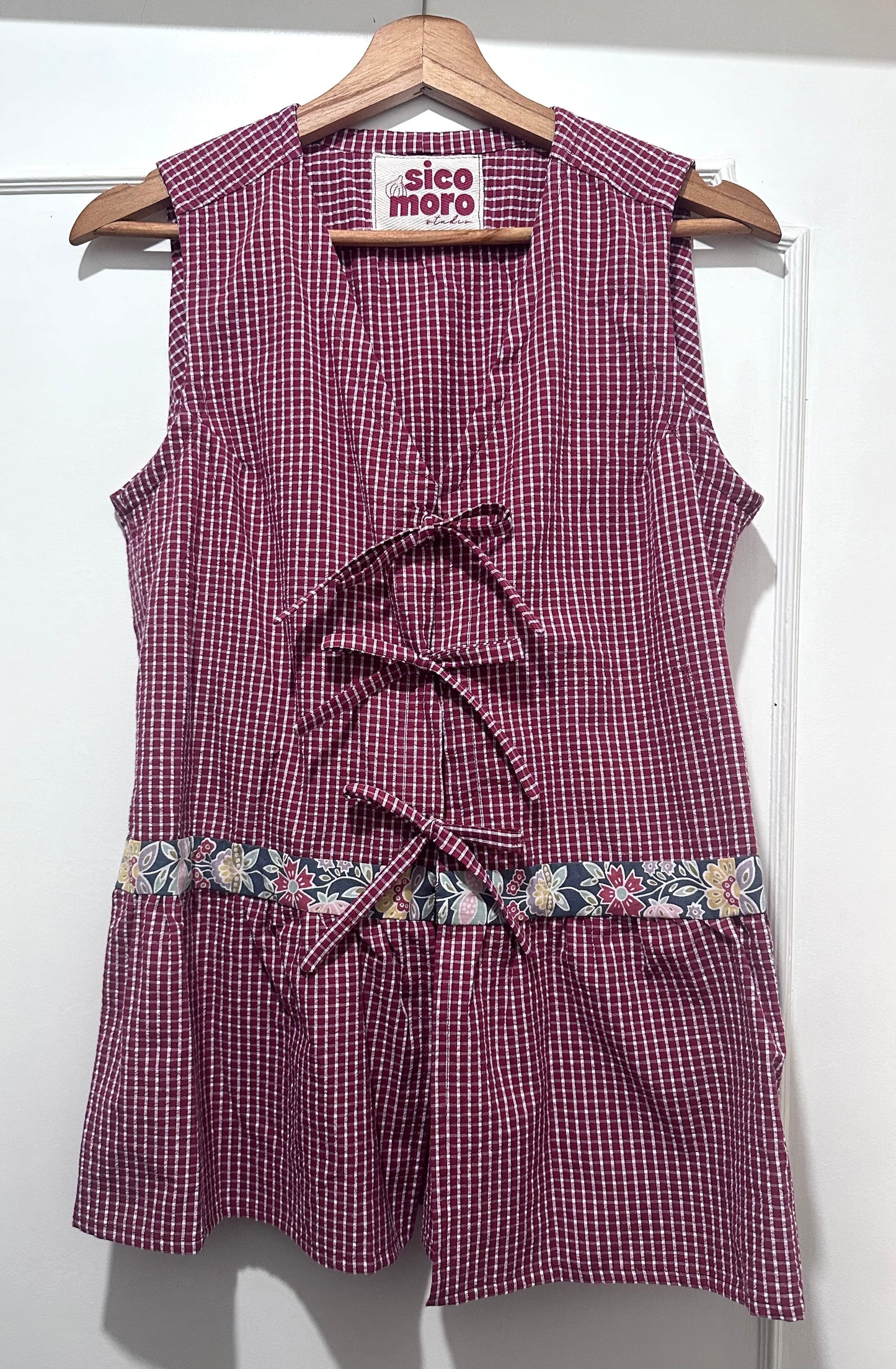 Camicetta a quadri in cotone upcycled con laccetti e inserto floreale