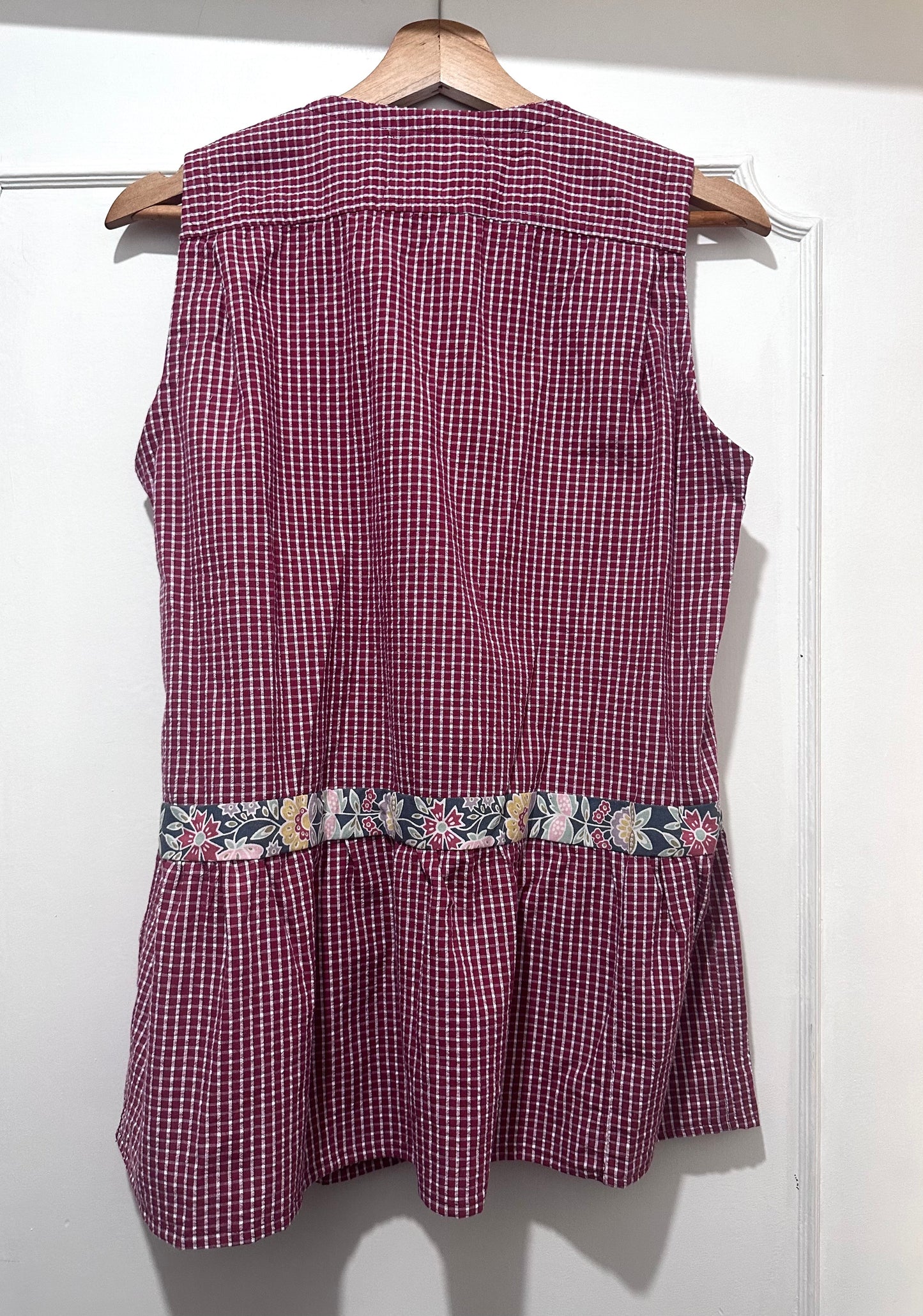 Camicetta a quadri in cotone upcycled con laccetti e inserto floreale