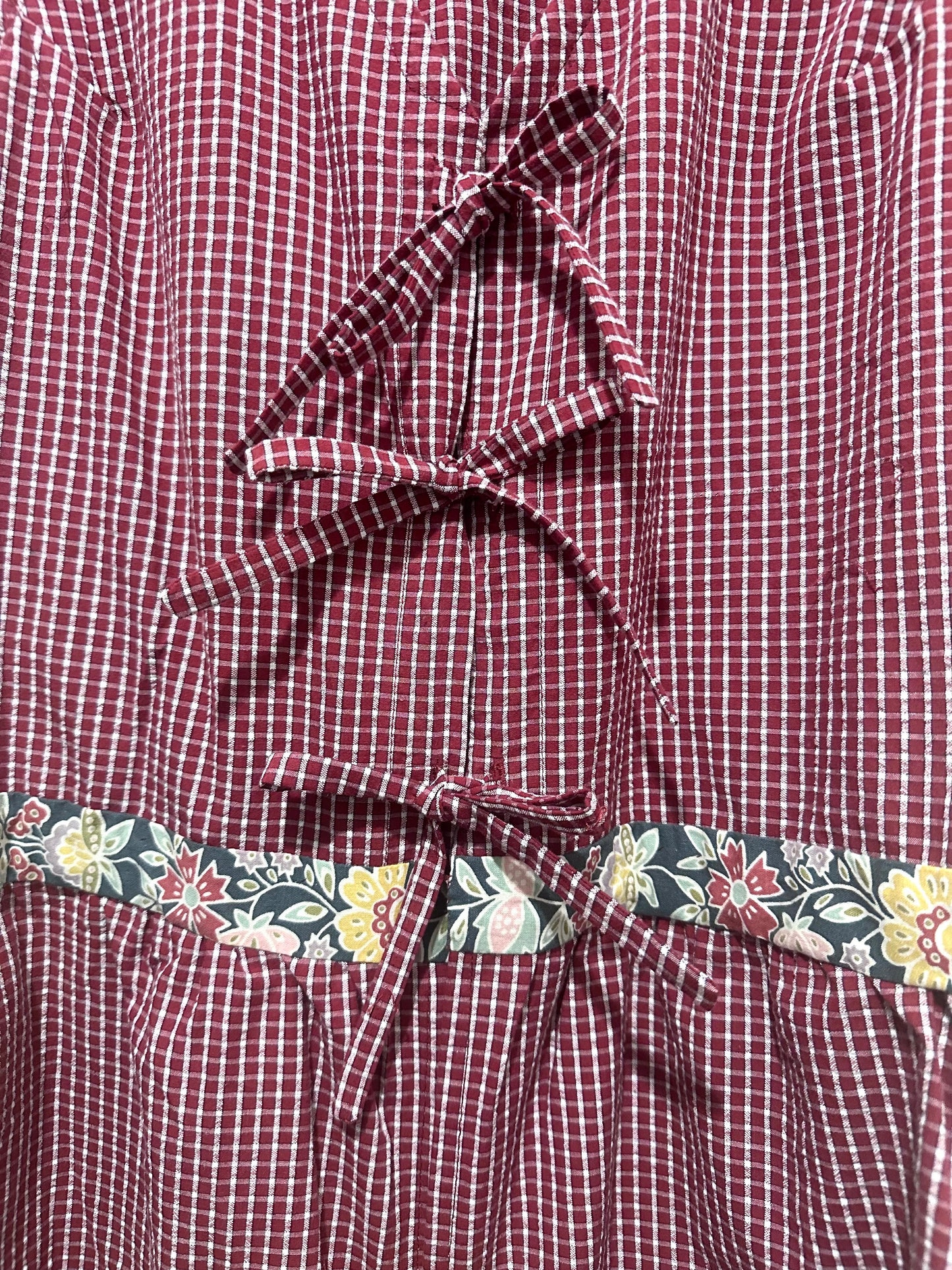 Camicetta a quadri in cotone upcycled con laccetti e inserto floreale