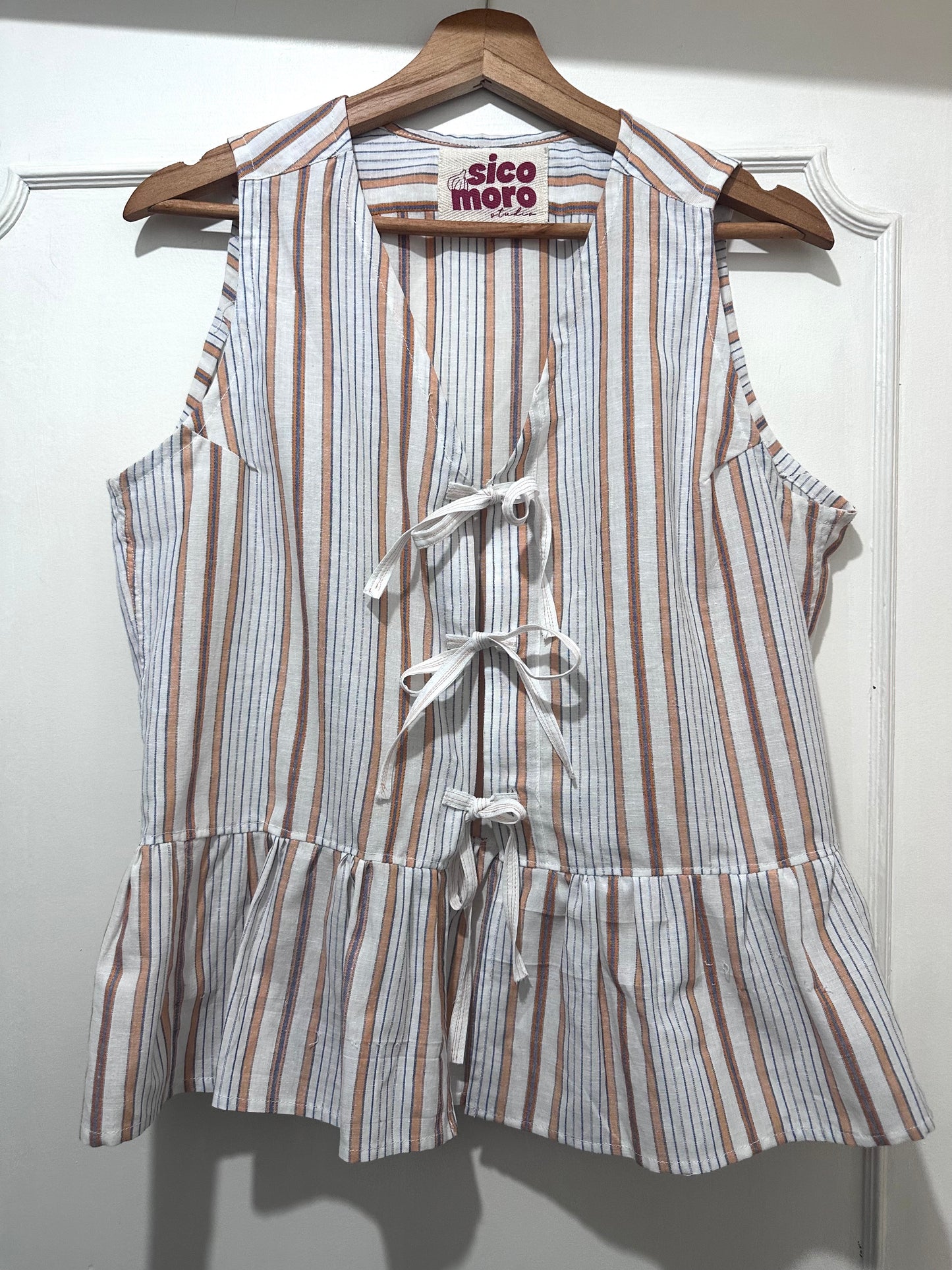 Camicetta a righe in cotone upcycled con laccetti sul davanti