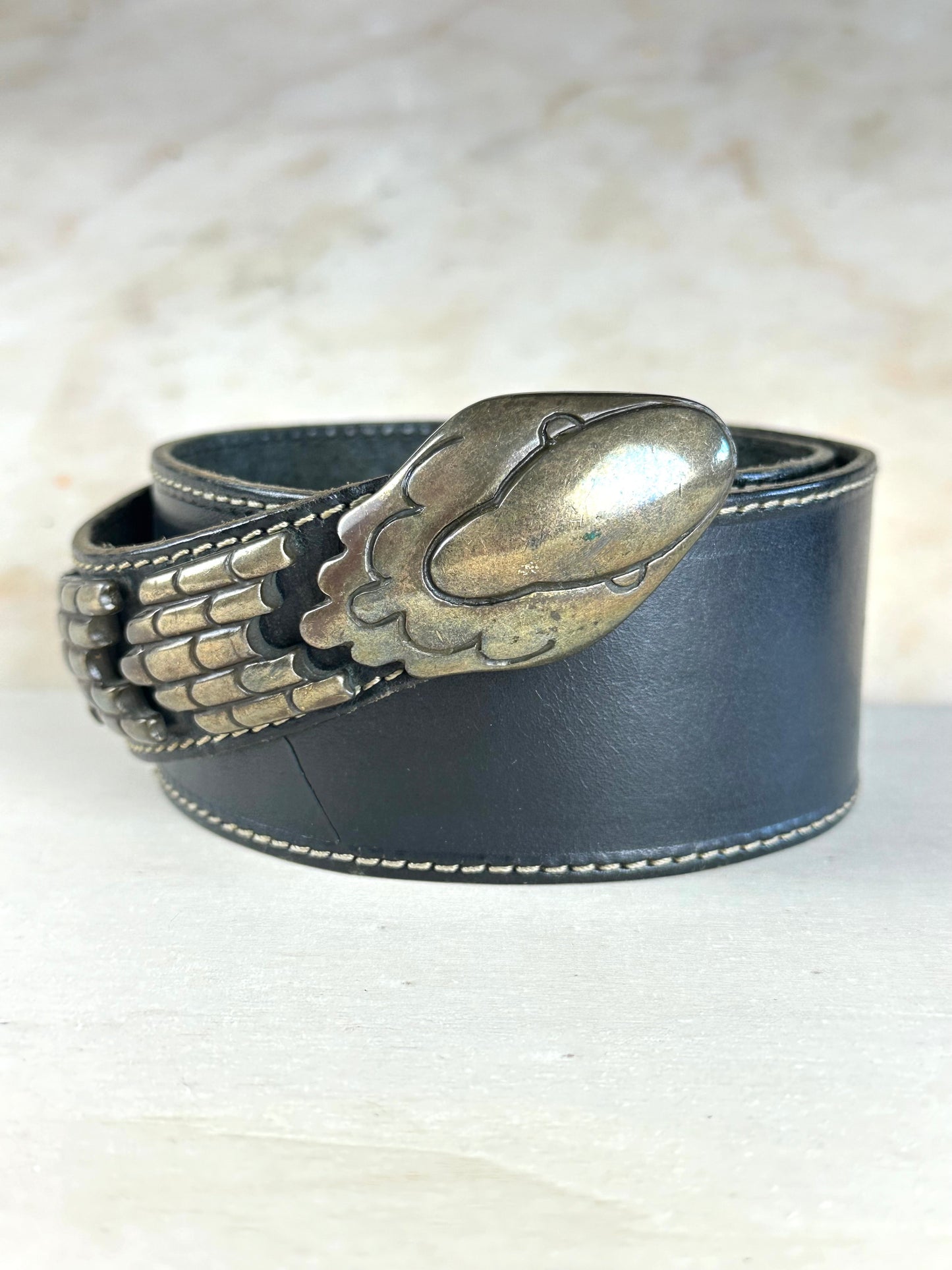 Cintura in vera pelle con serpente in metallo e borchie