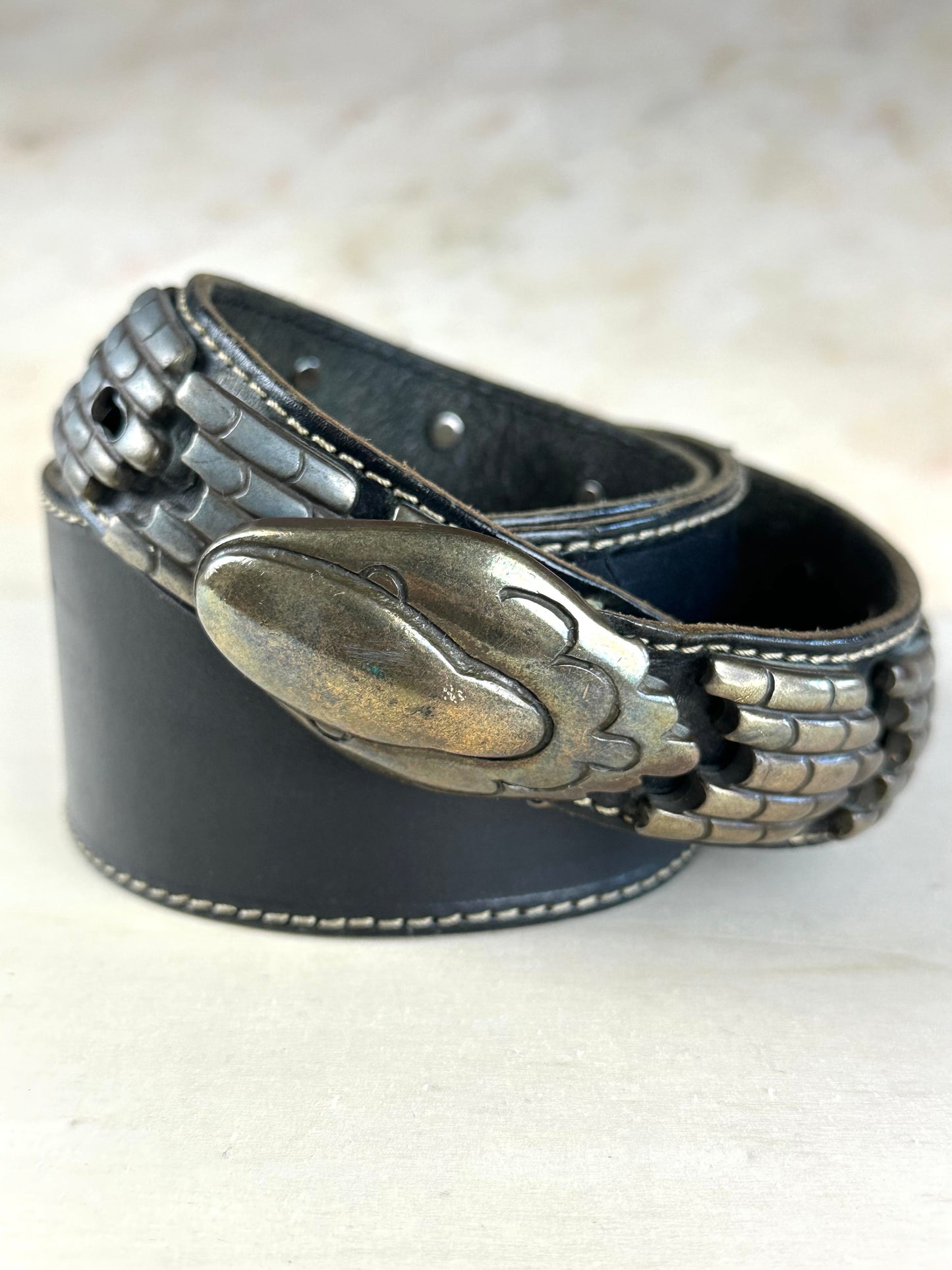 Cintura in vera pelle con serpente in metallo e borchie