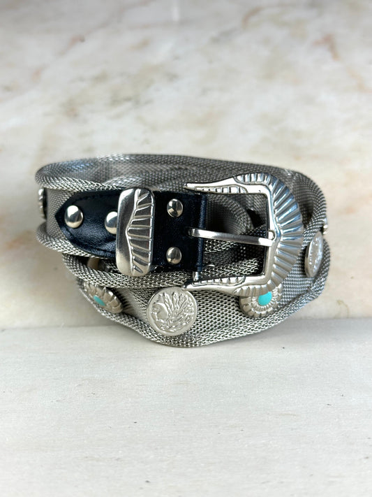 Cintura in maglia metallica e pelle con monete e pietre