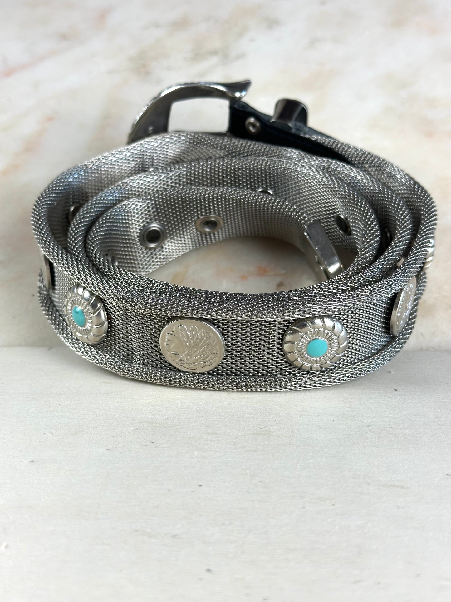 Cintura in maglia metallica e pelle con monete e pietre