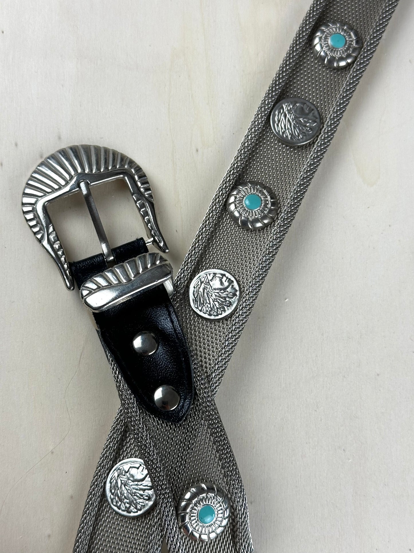 Cintura in maglia metallica e pelle con monete e pietre