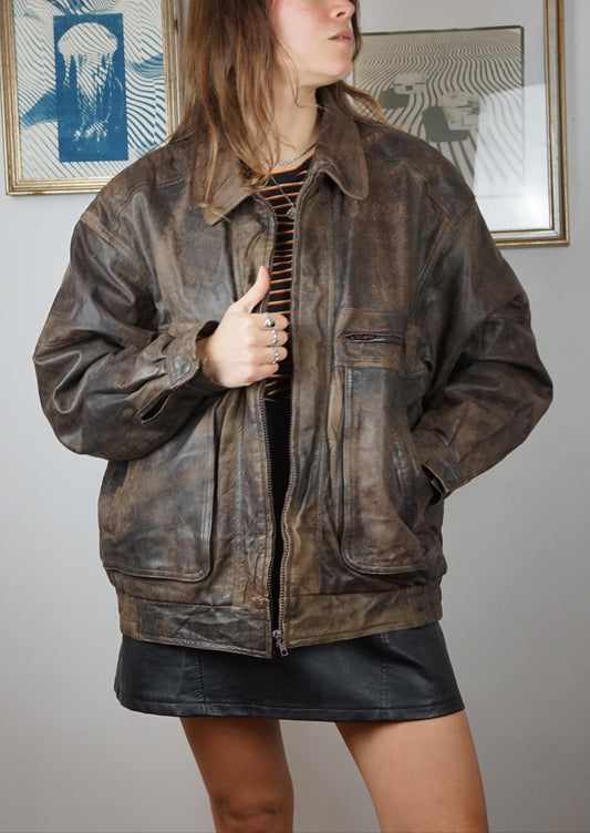 Bomber in vera pelle color cioccolato, effetto marmorizzato.