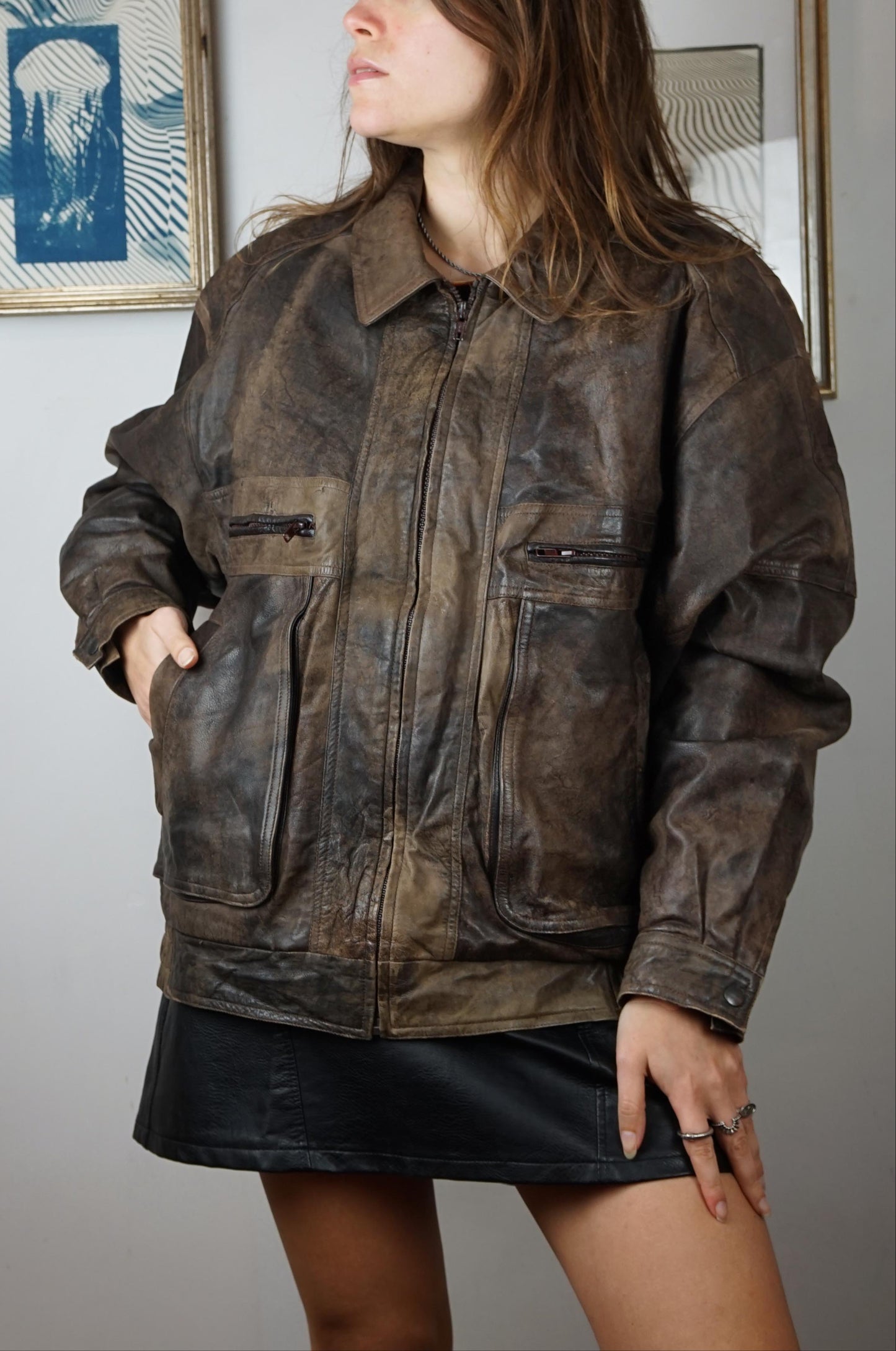 Bomber in vera pelle color cioccolato, effetto marmorizzato.