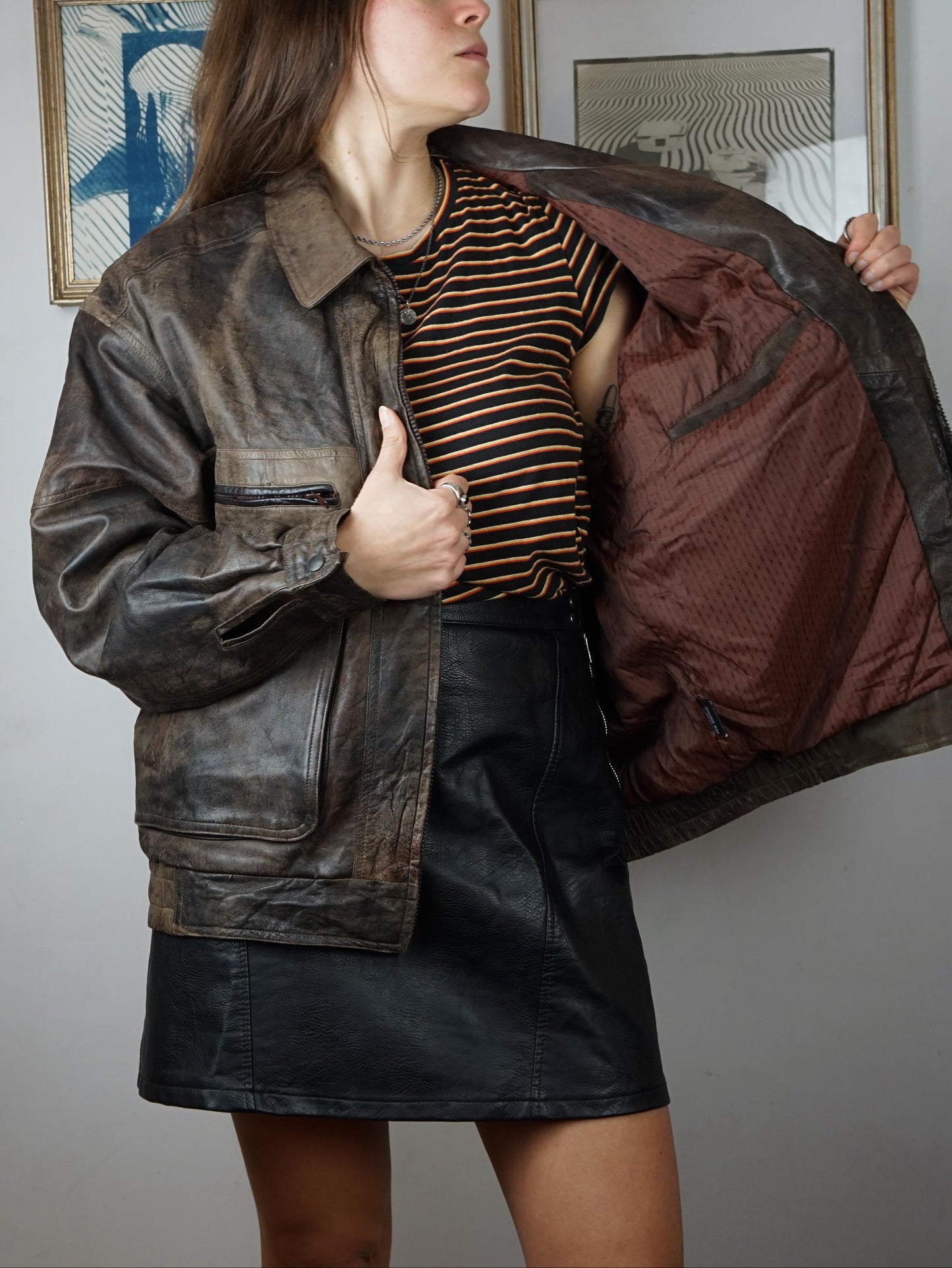 Bomber in vera pelle color cioccolato, effetto marmorizzato.