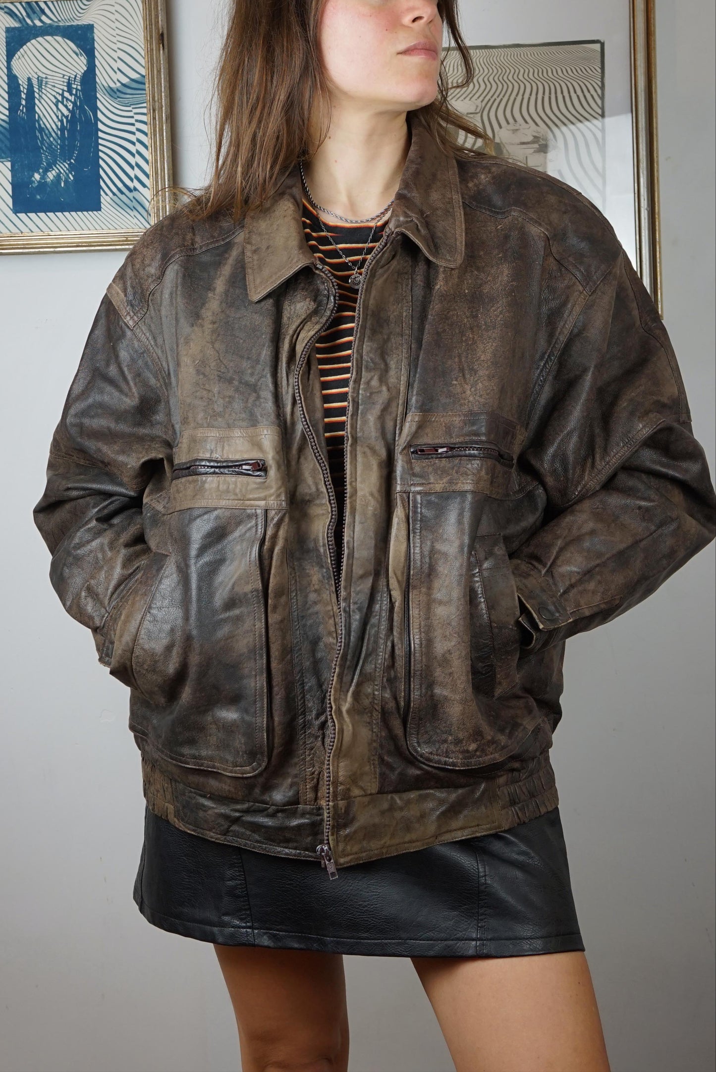Bomber in vera pelle color cioccolato, effetto marmorizzato.
