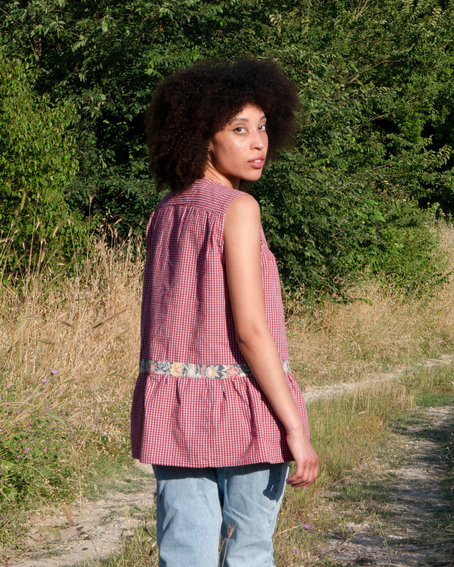 Camicetta a quadri in cotone upcycled con laccetti e inserto floreale