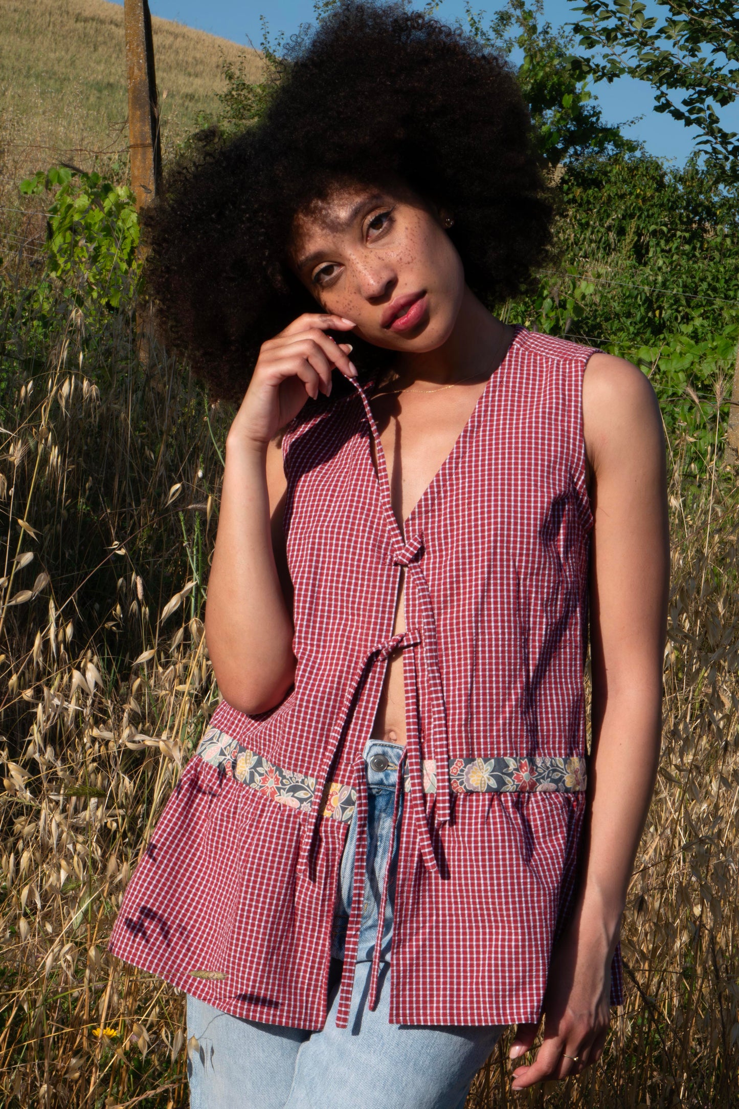 Camicetta a quadri in cotone upcycled con laccetti e inserto floreale