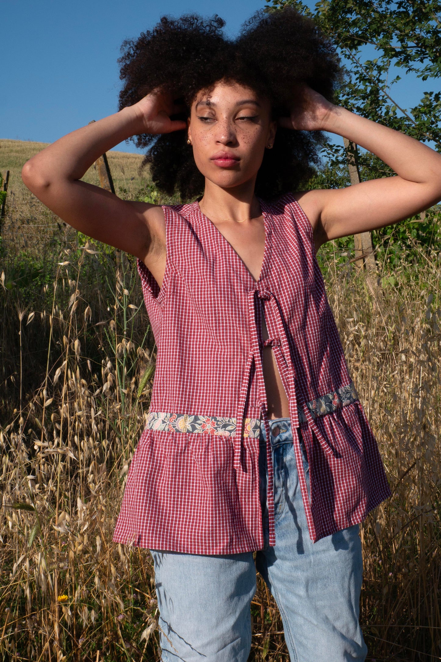 Camicetta a quadri in cotone upcycled con laccetti e inserto floreale