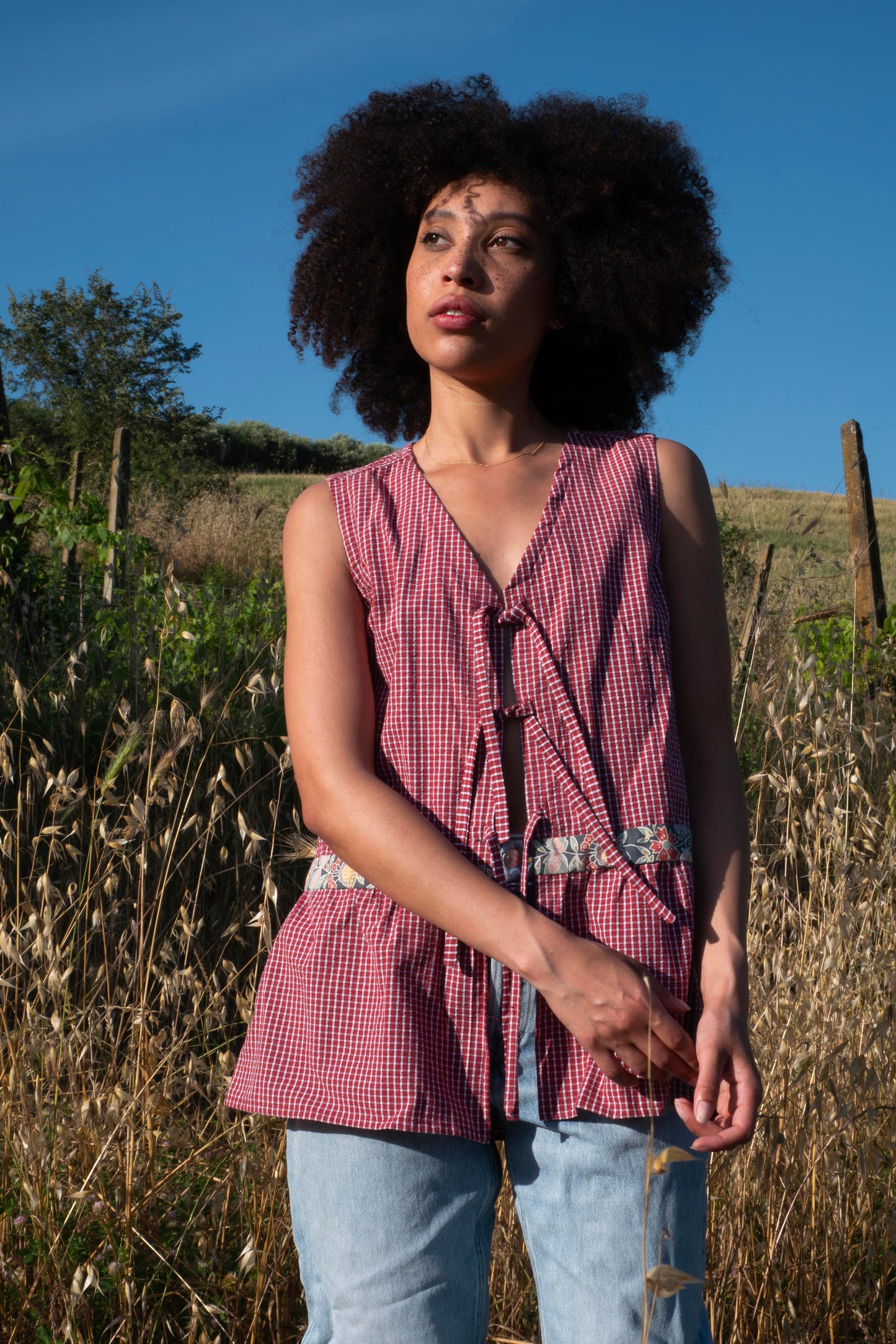 Camicetta a quadri in cotone upcycled con laccetti e inserto floreale