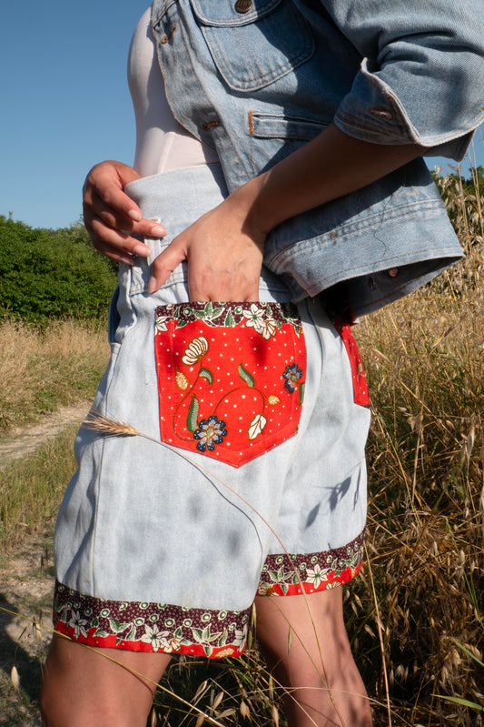 Custom denim shorts vita alta con stampa floreale batik
