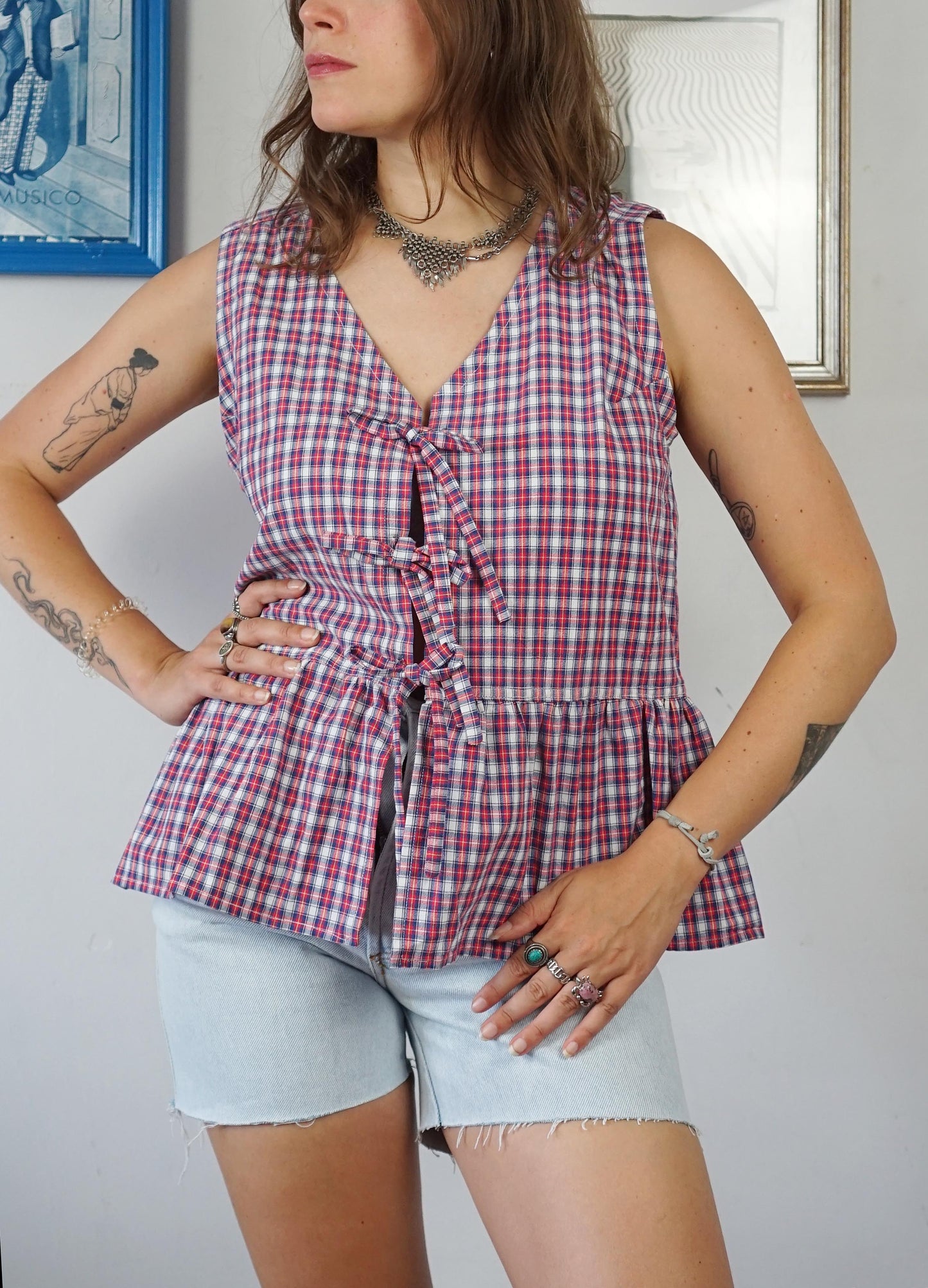 Camicetta in cotone upcycled a quadri con laccetti sul davanti e volant