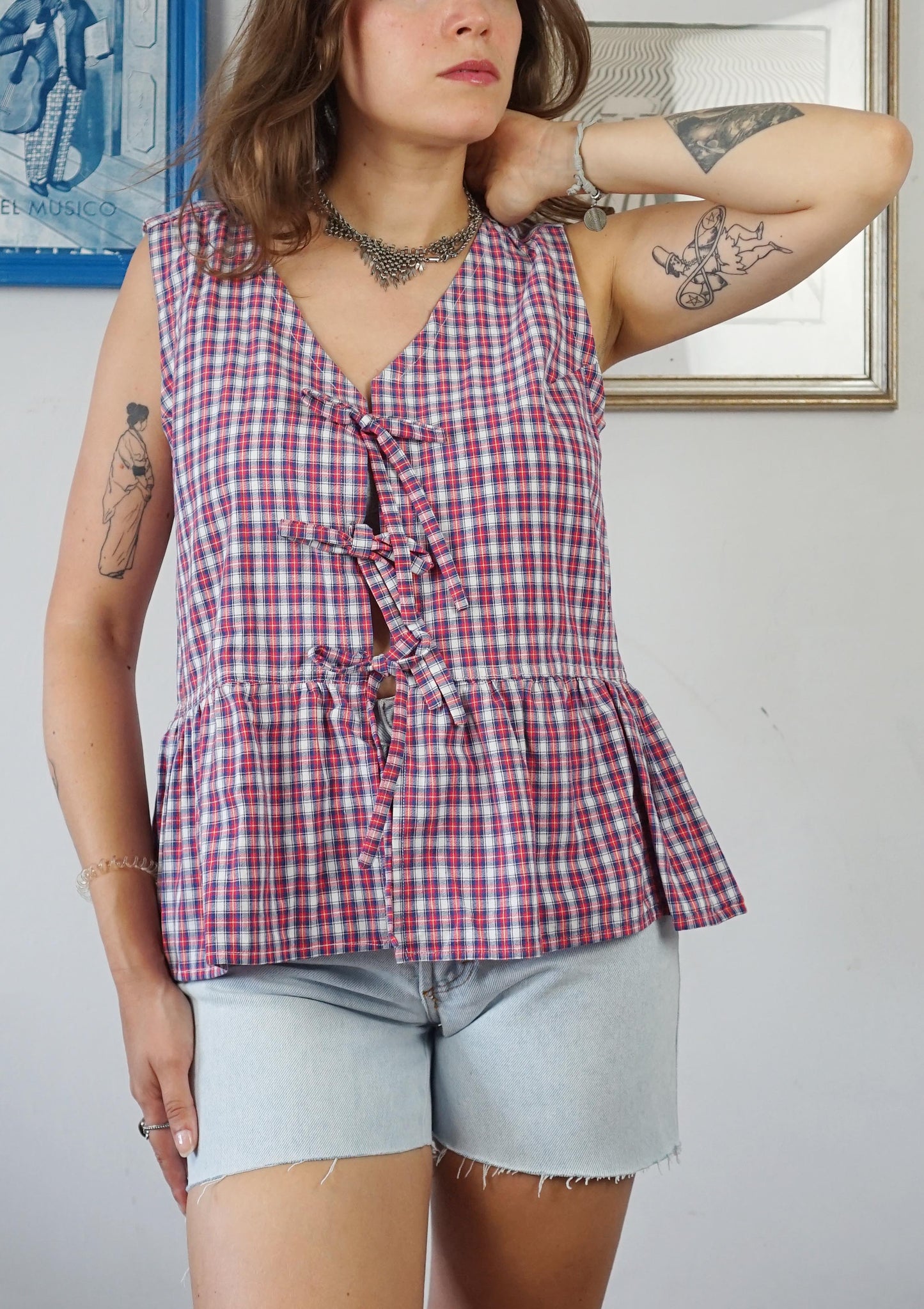 Camicetta in cotone upcycled a quadri con laccetti sul davanti e volant