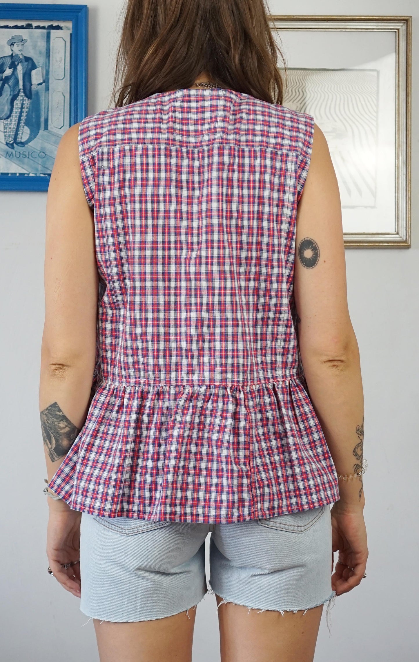 Camicetta in cotone upcycled a quadri con laccetti sul davanti e volant