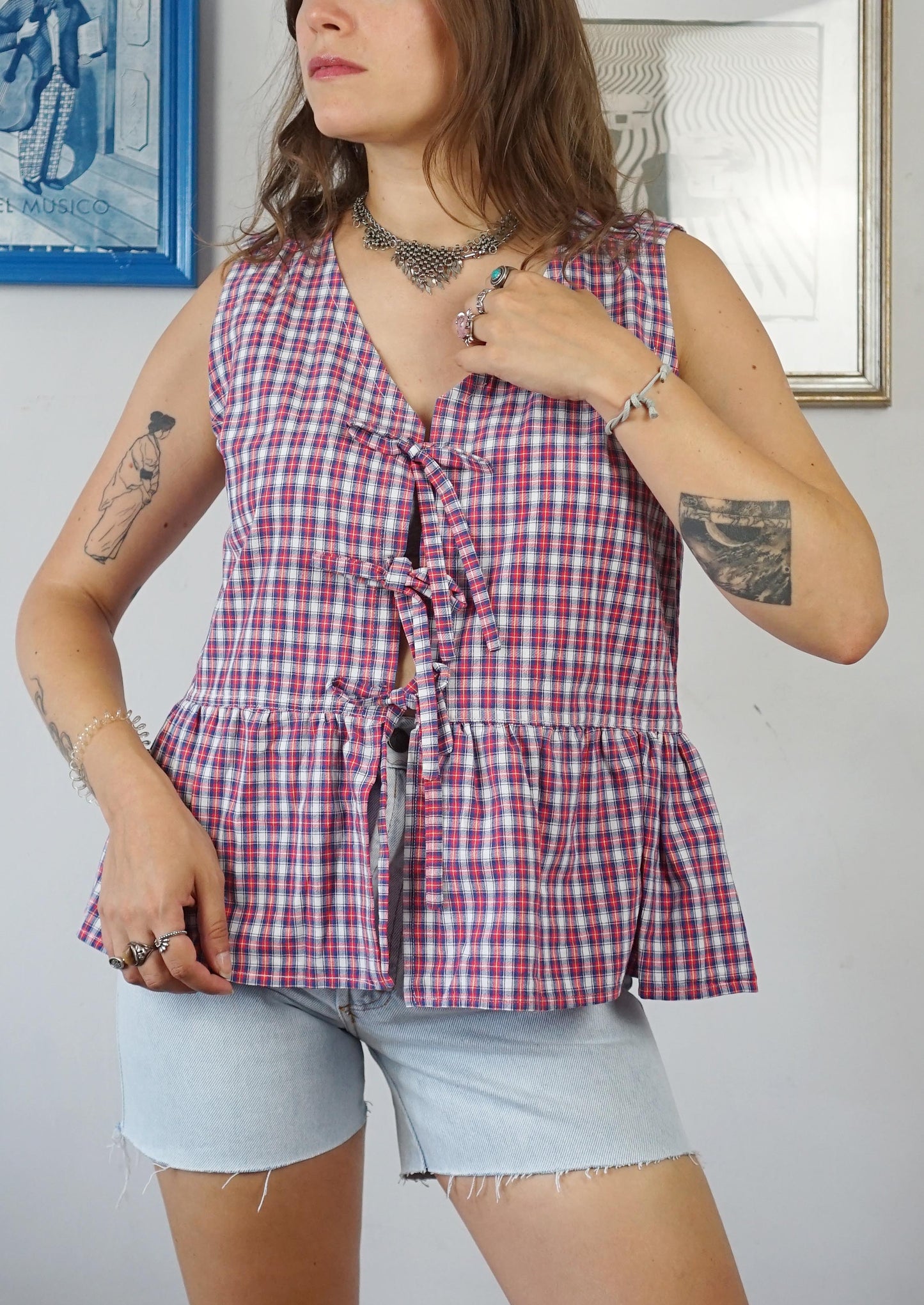 Camicetta in cotone upcycled a quadri con laccetti sul davanti e volant